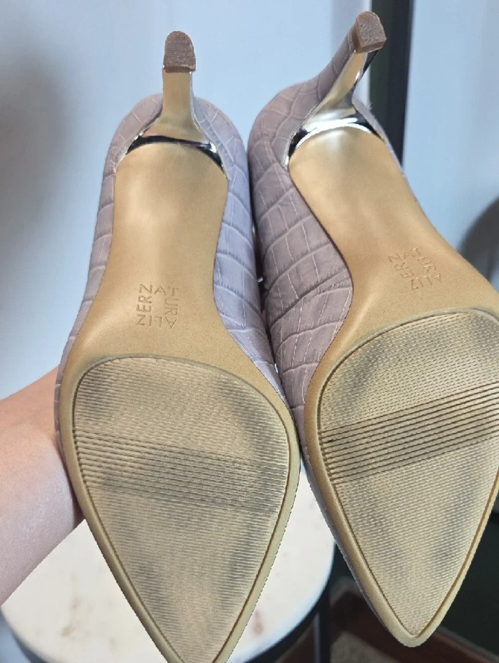 Naturalizer Croc-Embossed Leather Pointed Toe Pumps in Light Gray Size 8.5